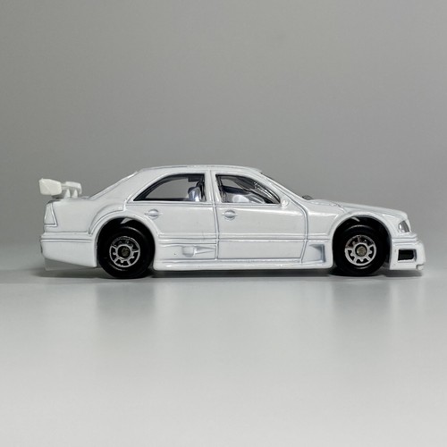Maisto Mercedes Benz C-Class 1:64 White Diecast Car Mint Condition - Picture 4 of 10