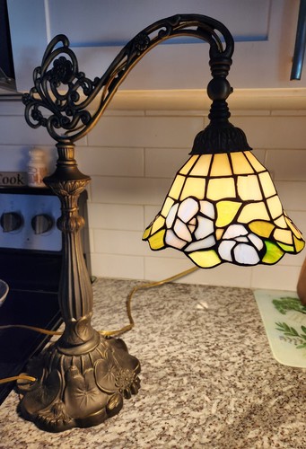 Tiffany Style Daffodil Stained Glass Bridge Arm Table/Desk Lamp Art Deco Flowers - Picture 1 of 18