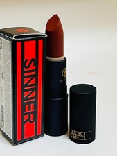 Lápiz labial Queen Sinner #BERRY SINNER - 0,12 oz Nuevo en caja