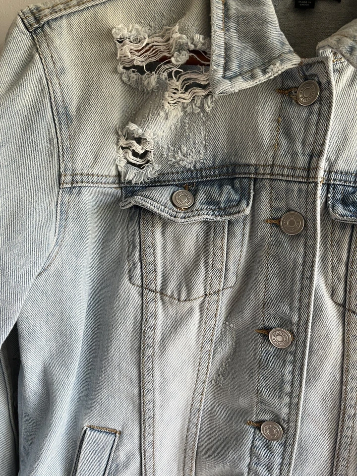 Jaqueta jeans azul denim lavagem leve rasgada retrô grunge anos 90 Y2K tamanho G - Imagem 4 de 4