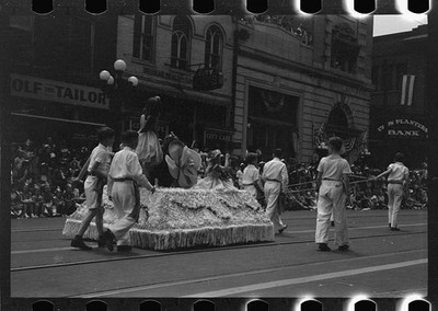 Photo:Memphis Tennessee 1940 Cotton Carnival Parade Float Girls