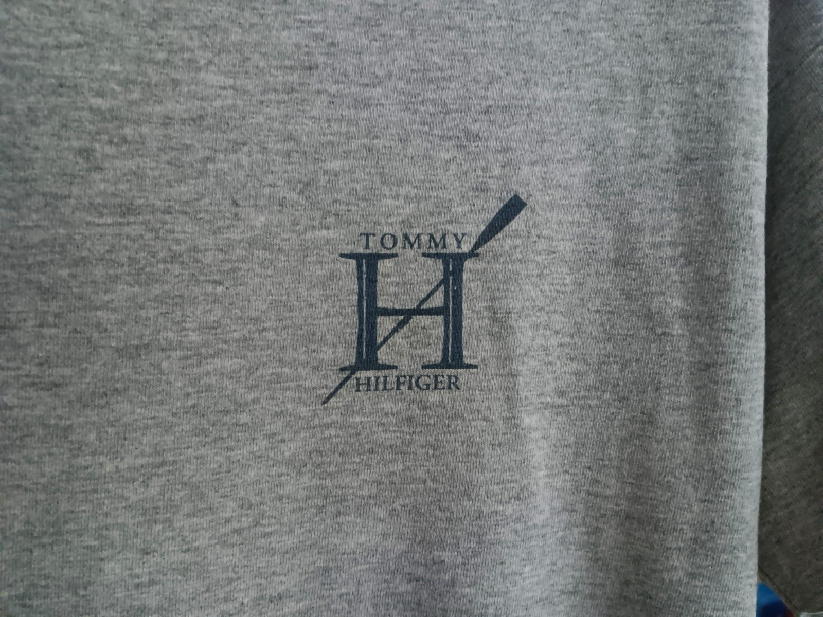 FILA T shirt vintage anni 90 Tommy Hilfiger atletica canottaggio crew Spellout grigia scollo a V taglia M