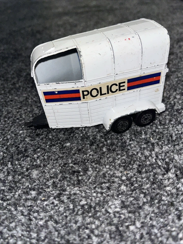 Corgi BEAUFORT DOUBLE HORSE BOX trailer police.  - Image 3 of 4