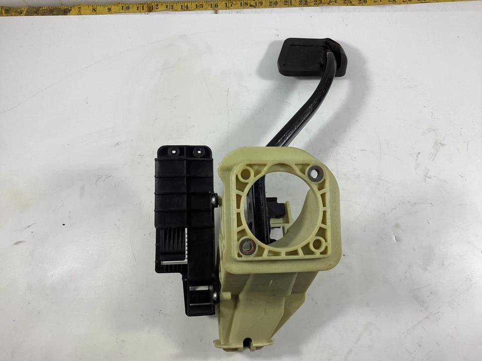BMW 550I 535I F10 2011-2016 pedal de parada de freno con soporte de montaje OEM. Foto 3 de 4
