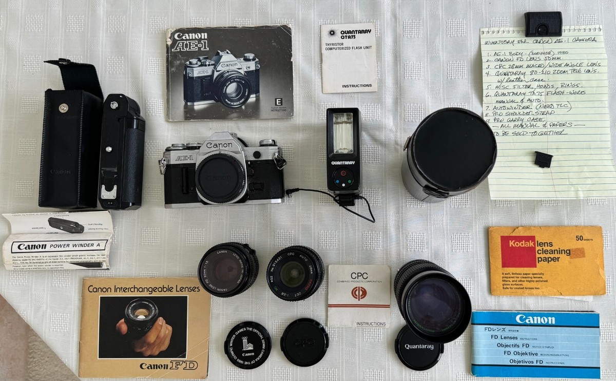 【プロ管理品】Canon AE-1 整備済み極美品、レンズ3本セット Vintage (1980) Canon AE-1 35mm Camera Bundle 3 Lenses - 1980