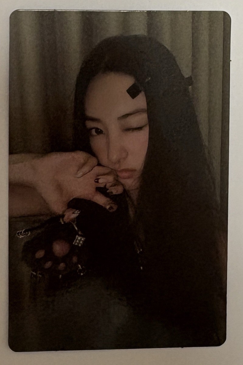 MEOVV 1st EP ALBUM [MY EYES OPEN VVIDE JELLY PAW ver.] Photo
