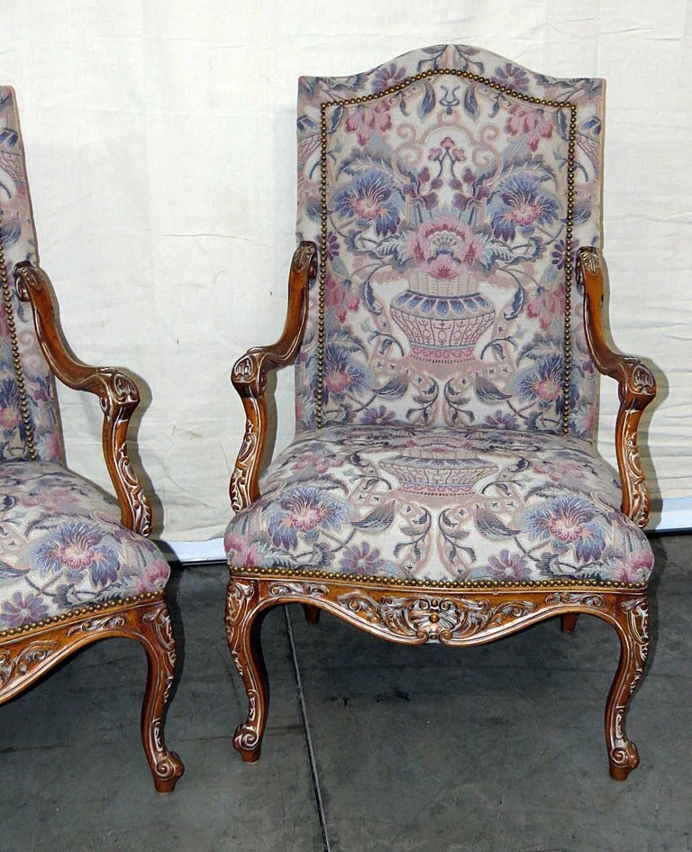 Par de sillones tapiz estilo Luis XV de nogal alto bellamente tallado Foto 3 de 4