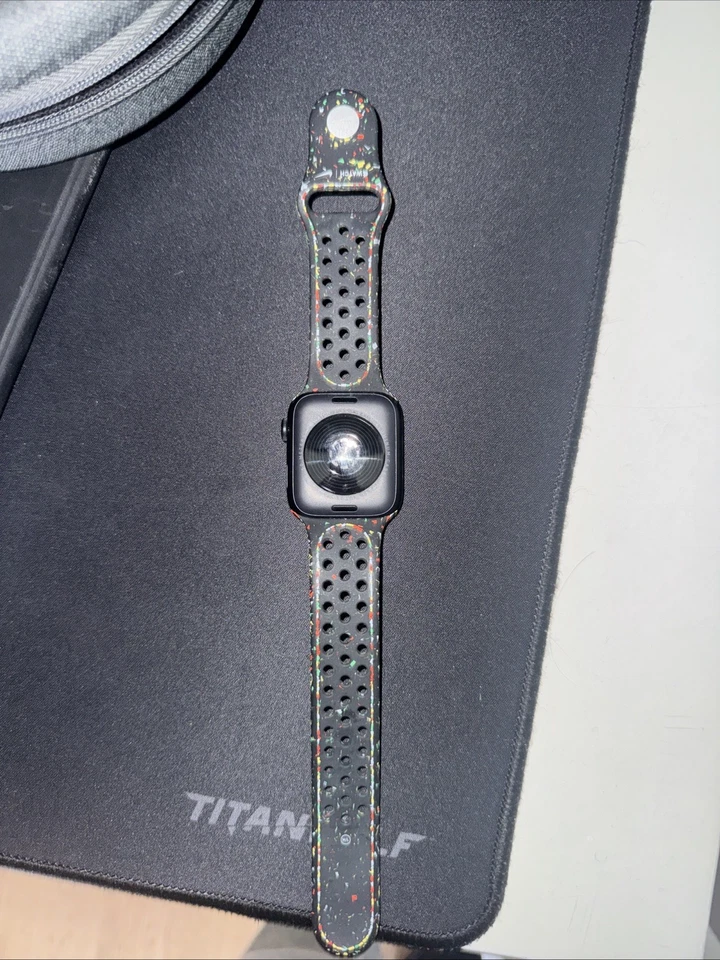 Apple Watch SE (3rd generation), foto 2 di 5