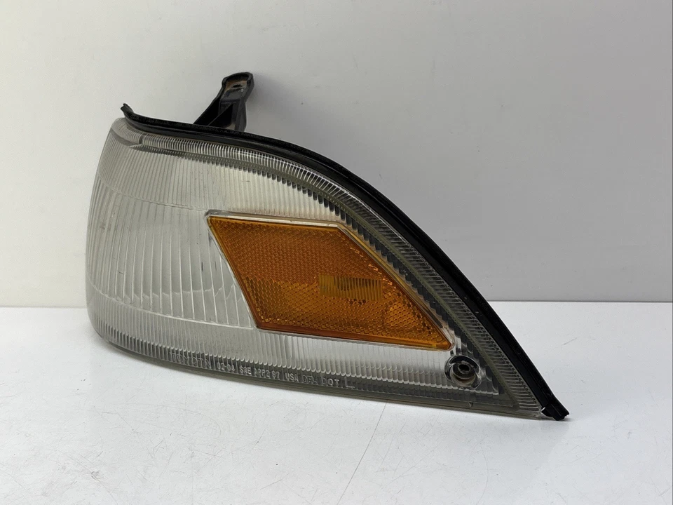 1988-1992 Toyota Corolla Driver Side Left Turn Signal Light - Image 3 of 4