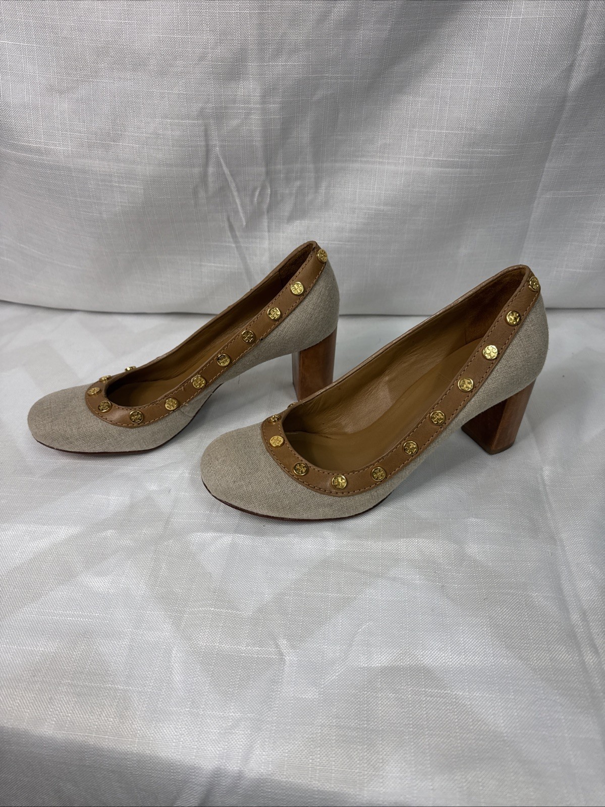 Tory Burch Pumps Heels Shoe Tan With Gold Studded Logo Sz 7 thumbnail 3