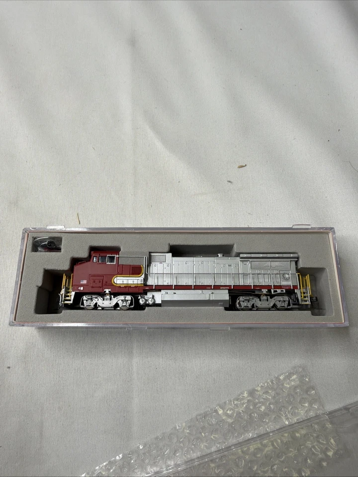 N-Scale Atlas 48807 Dash 8-40BW / 32BWH No#/Unlettered DCC Ready - Image 4 of 4