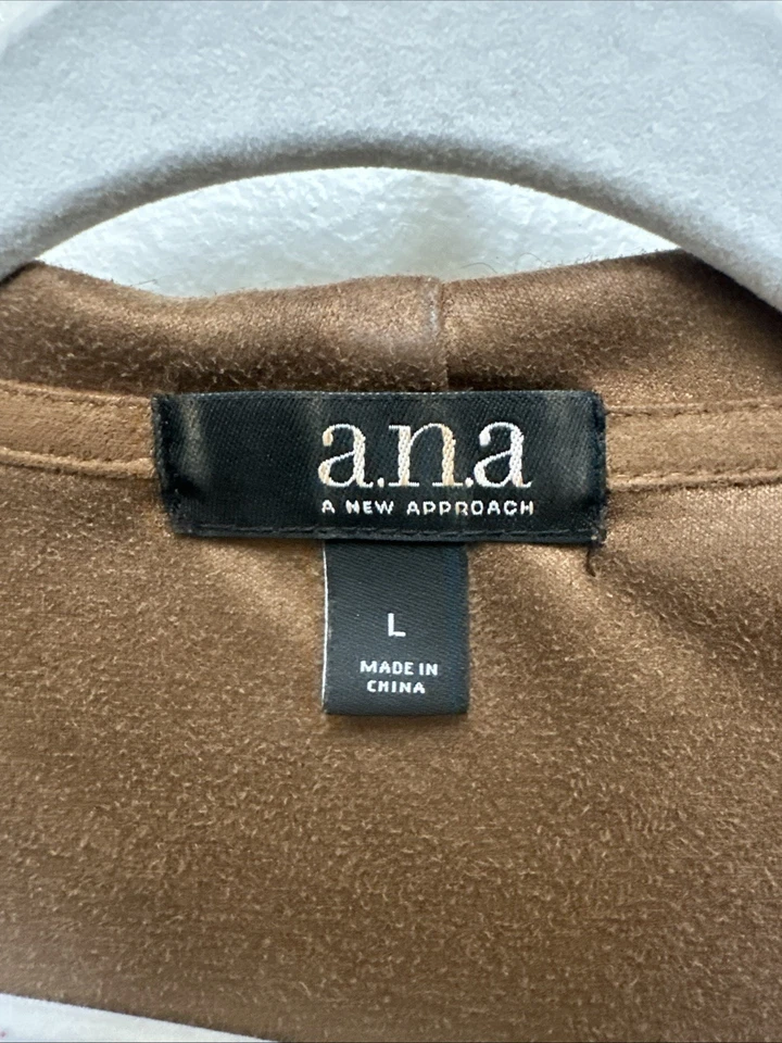 Chaleco con flecos de gamuza marrón The a.n.a en estilo occidental en talla grande Foto 3 de 3