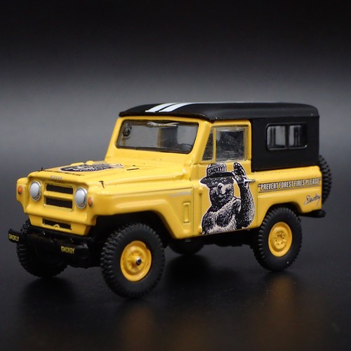 1960-1980 Nissan Patrol SUV Truck Smokey Bear 1:64 Scale Diecast Modello Auto
