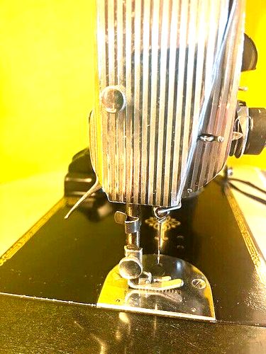 Vintage Singer 221 Featherweight Sewing Machine w/ Case & Accessories 1950 Works - Picture 9 of 24