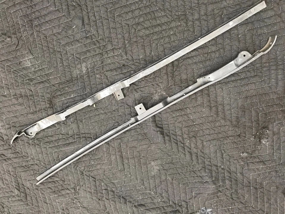 PLYMOUTH CUDA E 1973 CARROCERÍA MOPAR PARRILLA USADA MOLDURAS DE RETENCIÓN 2 PIEZAS OE C-G Foto 2 de 4