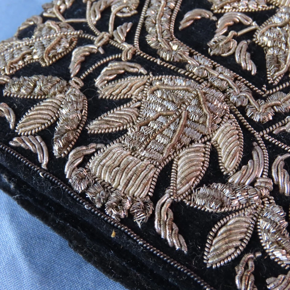 Bolso sin asas de terciopelo negro persa vintage Zari Zardozi bordado alambre dorado y plateado descolorido Foto 2 de 4