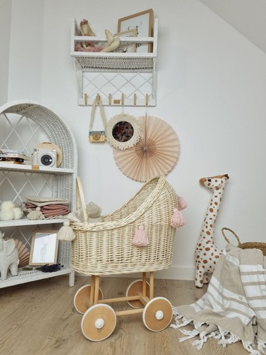 Gabinete de pared de mimbre con perchas blanco, estante de ratán 50x21x45 - Imagen 9 de 9