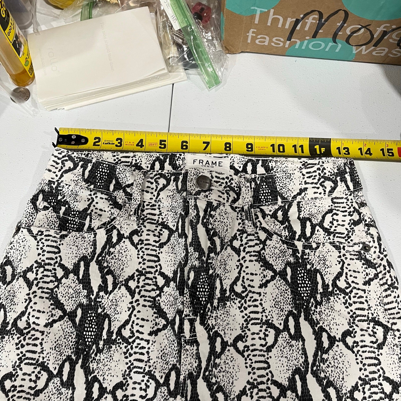 FRAME Le Mini Split Front Black Python-Print Deni… - image 5