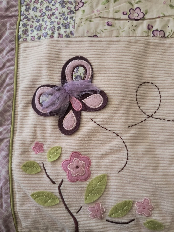 蝴蝶粉色紫色荷叶边被子 42 英寸 X 34 英寸 Cocalo 出品  — 第 4/4 张图片