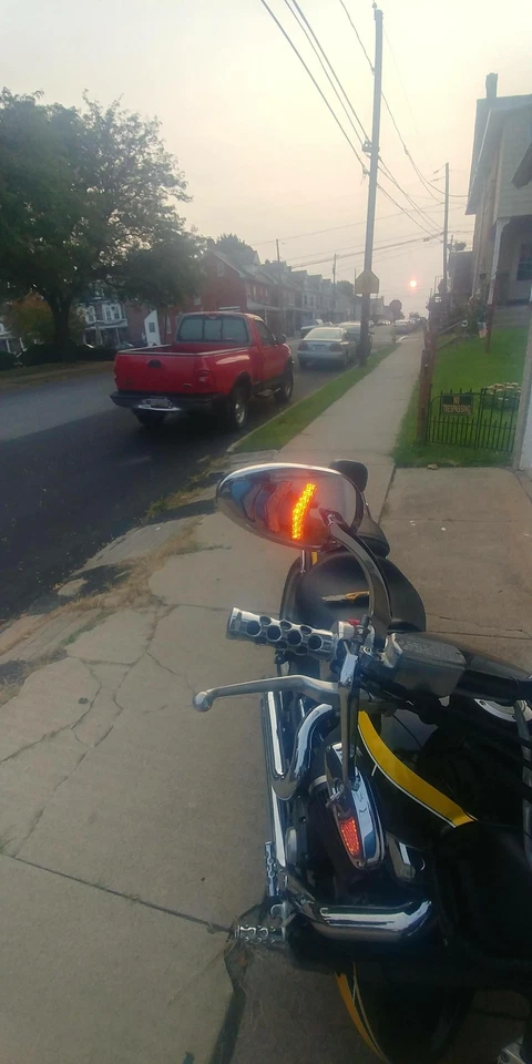 Espejos retrovisores laterales LED cromados flecha de giro para motocicleta Harley Road King Dyna Foto 2 de 4