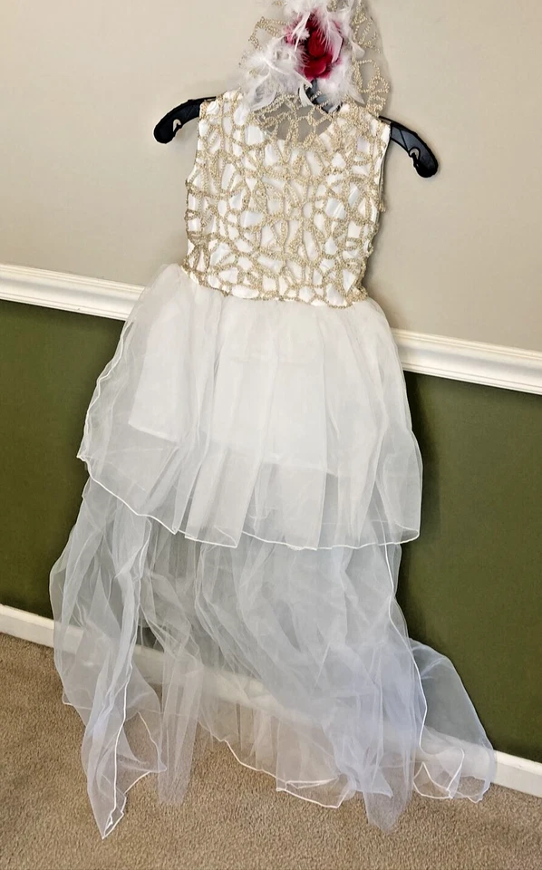 Vestido princesa alto-baixo feminino branco e dourado com trem destacável e destaque floral - Imagem 4 de 4