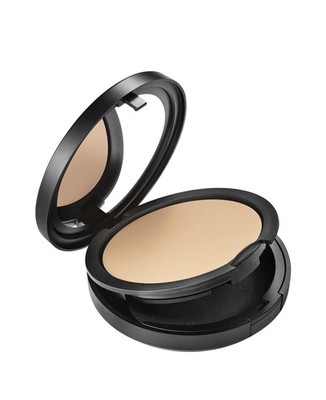 Mac NC15 Studio Fix Powder Plus Foundation fair light with golden undertones 