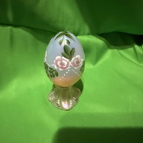 FENTON H.painted ART GLASS EGG SIGNED s. Johuson 2627/3000 Champagne Opalescent
