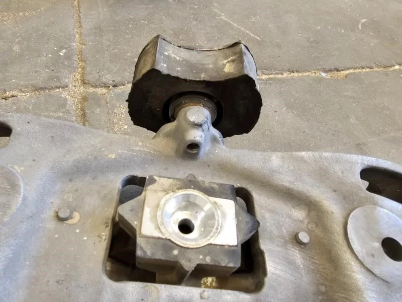 Jaguar XJ8 2003 transmisión travesaño usado enviado sin sobrealimentación Foto 3 de 4