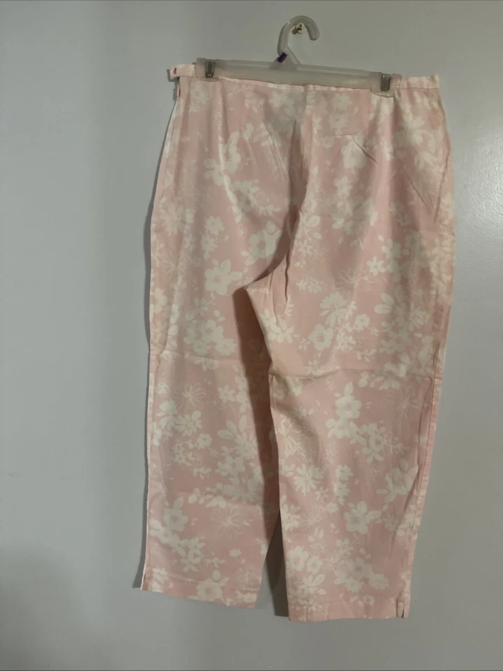 Van Heusen Women's Capris, Pink With White Flowers, Size 12 - Image 2 of 2