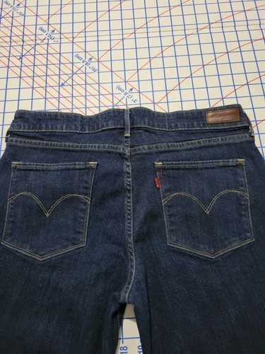 Pantalones de mezclilla acampanados Levis premium para mujer talla 32 X 32 lavado oscuro - Imagen 2 de 15