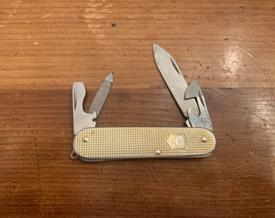 Navaja Suiza LE Champagne Gold Cadet Alox Victorinox Bonita Navaja 2019 Foto 4 de 4