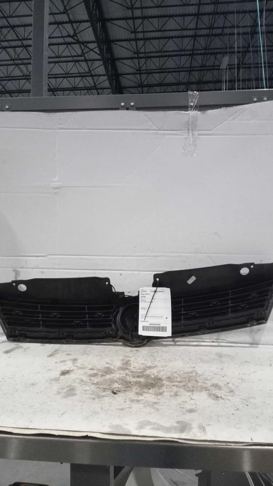 Used Upper Grille fits: 2012 Volkswagen Jetta Sdn exc. City upper w/o chrome Upp Foto 2 de 4