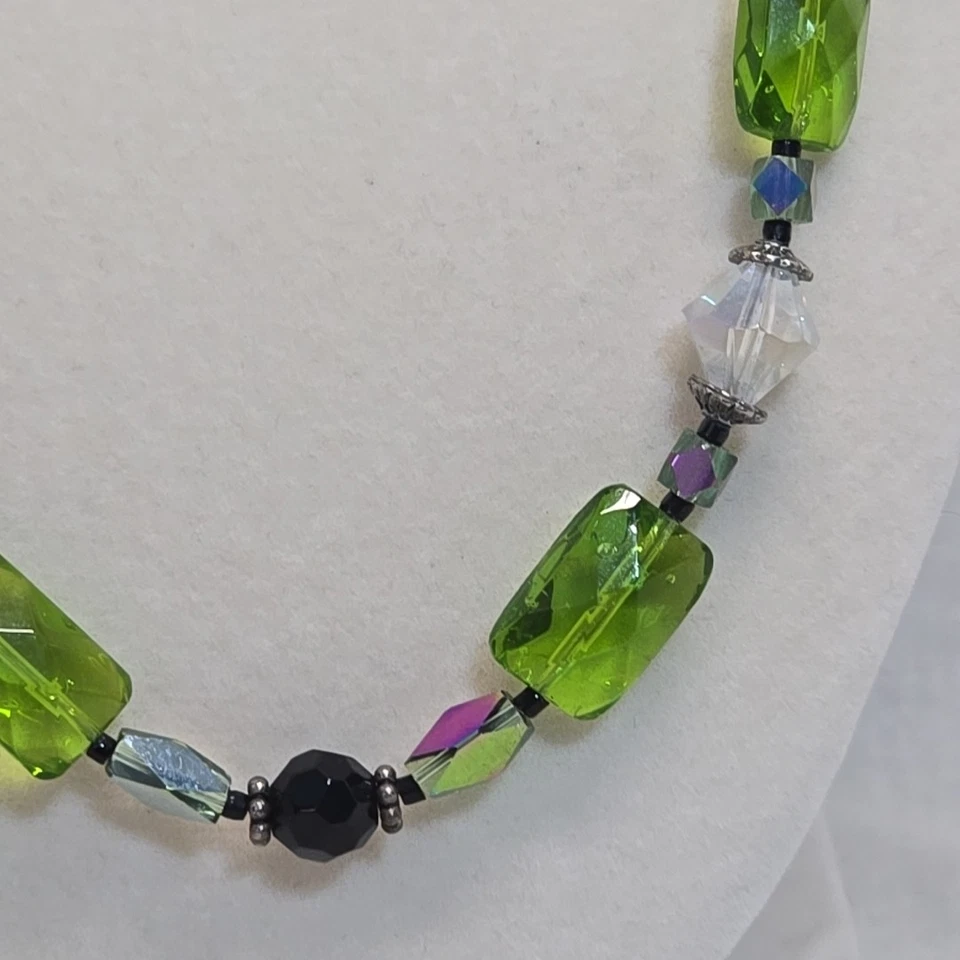 Collar Hecho a Mano Vidrio y Acrílico AB Cuentas Verde Transparente Negro Auroa Borealis Foto 2 de 4