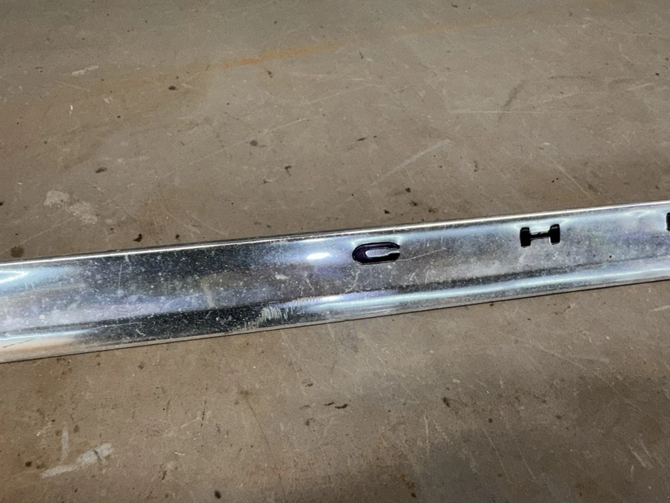 1963 Chevy Impala capô inferior acabamento labial moldura frontal emblema Belair Biscayne fabricante de equipamento original - Imagem 4 de 4