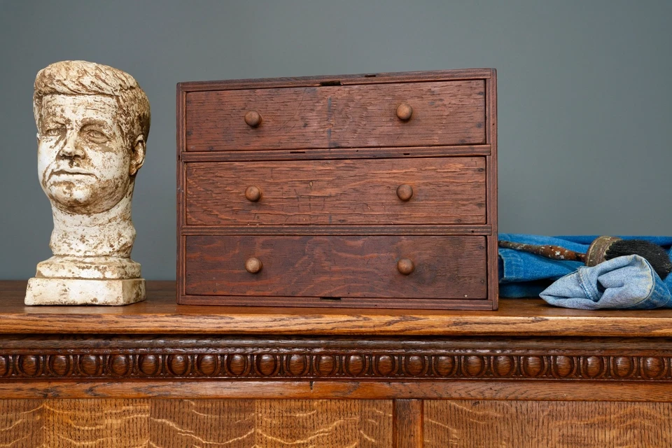 Antiguo boticario de madera industrial vintage 3 cajones cubículo caja de herramientas Foto 2 de 4