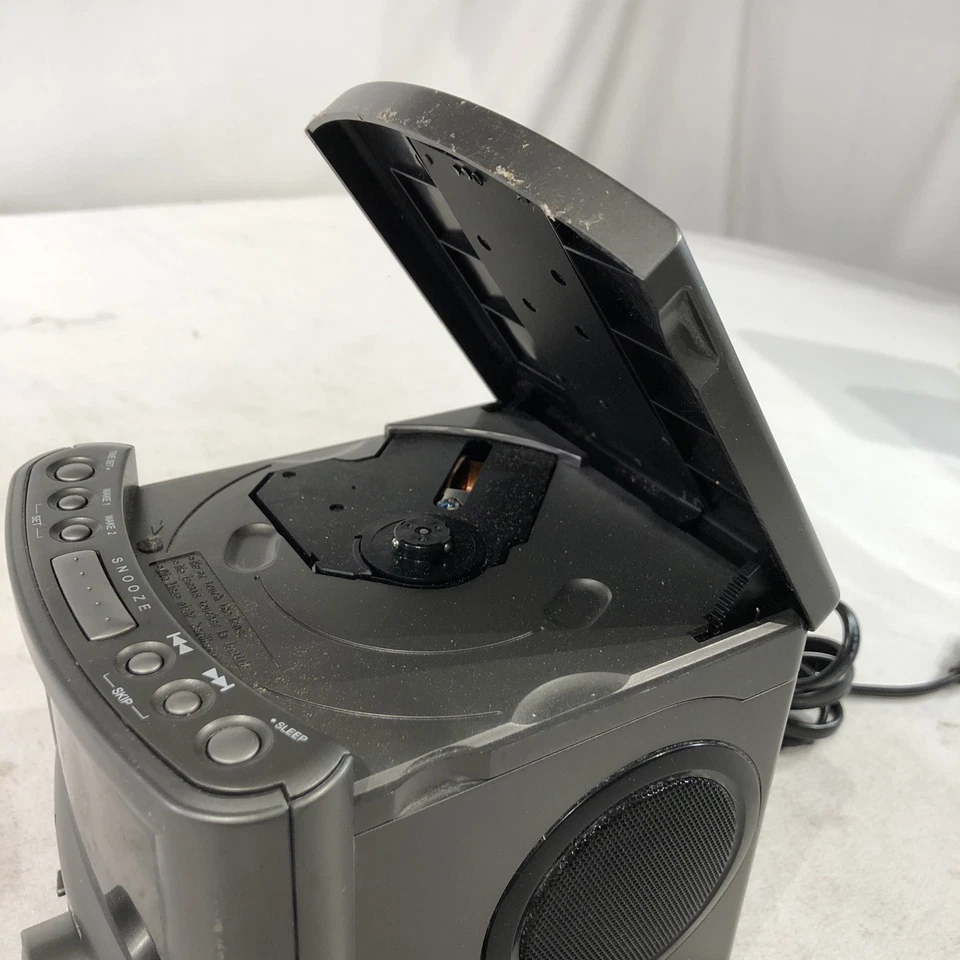 RCA Stereo CD Clock Radio RP3751A Dual Alarm AM FM Player Gray Compact Disc - Image 4 of 4