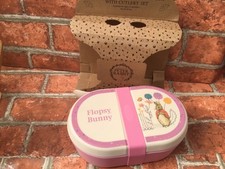 peter rabbit flopsy różowe pudełko na przekąski zestaw sztućców