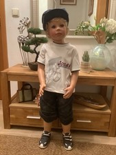 Jonas Künstlerpuppe von Monika Levenig lebensgroß mit Mütze und Lederschuhen