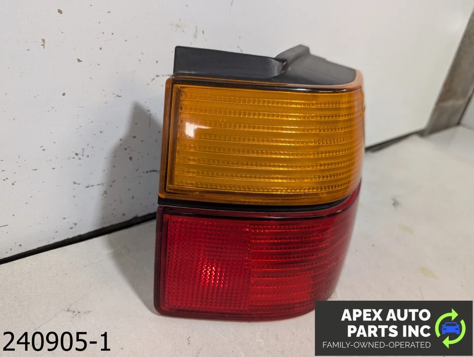 Luz trasera exterior OEM 1992-1995 Volkswagen Corrado 2,0 L, izquierda (DS) con bandeja para bombillas Foto 3 de 4