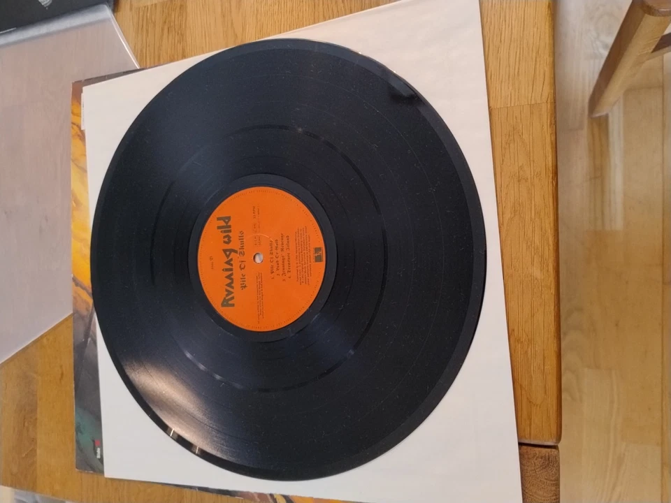 Running Wild Pile Of Skulls red label 1C 064-0777 VG++ Vinyl LP - Bild 3 von 4