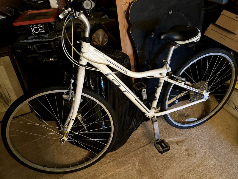 GT Nomad 3.0  aluminum bike, good condition, cosmetics good 21 speeds L.A,CA p/u