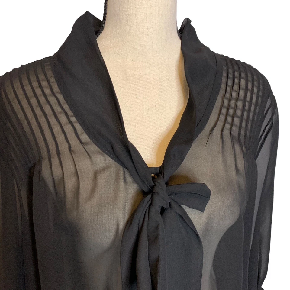 Blusa ECI Mujer 18 Negra Plisada Transparente Cuello en V con Corbata Manga 3/4 Lagonlook Foto 2 de 4