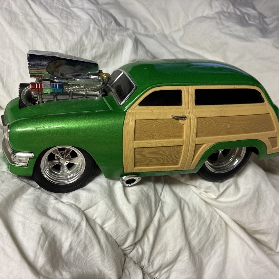 Muscle Machines '50 Ford Wood Wagon Green Hot Rod Diecast 1/18 Scale Model - Image 2 of 4