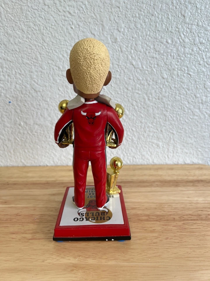 Dennis Rodman Chicago Bulls FOCO 3x Championship Trophy Bobblehead 261/300 Foto 4 de 4