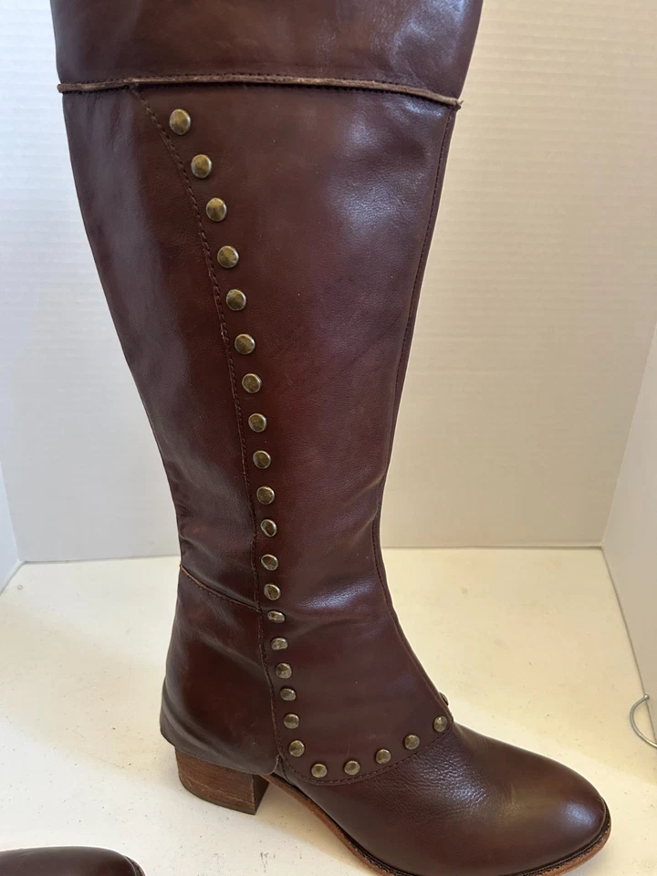 Hermosas Botas Altas de Cuero Marrón Kork-Ease con Tachuelas en el Exterior Talla 10/42 M/W Foto 2 de 4