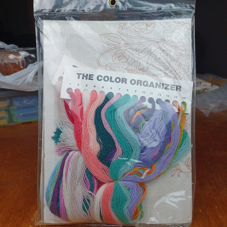 Kit De Broderie Elsa Williams – Merton Vase II (Crewel) – Neuf Sous Scellé USA