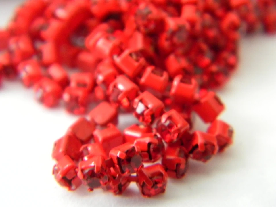 Cadena de copa de diamantes de imitación AB rojos de 3 mm en montura roja, cadena roja por el pie Foto 2 de 4