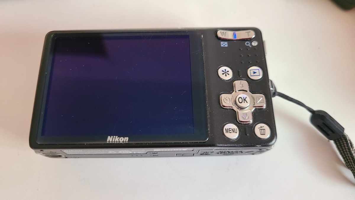 Nikon COOLPIX S560 10.0MP Digital Camera 16 GB Card, Soft
