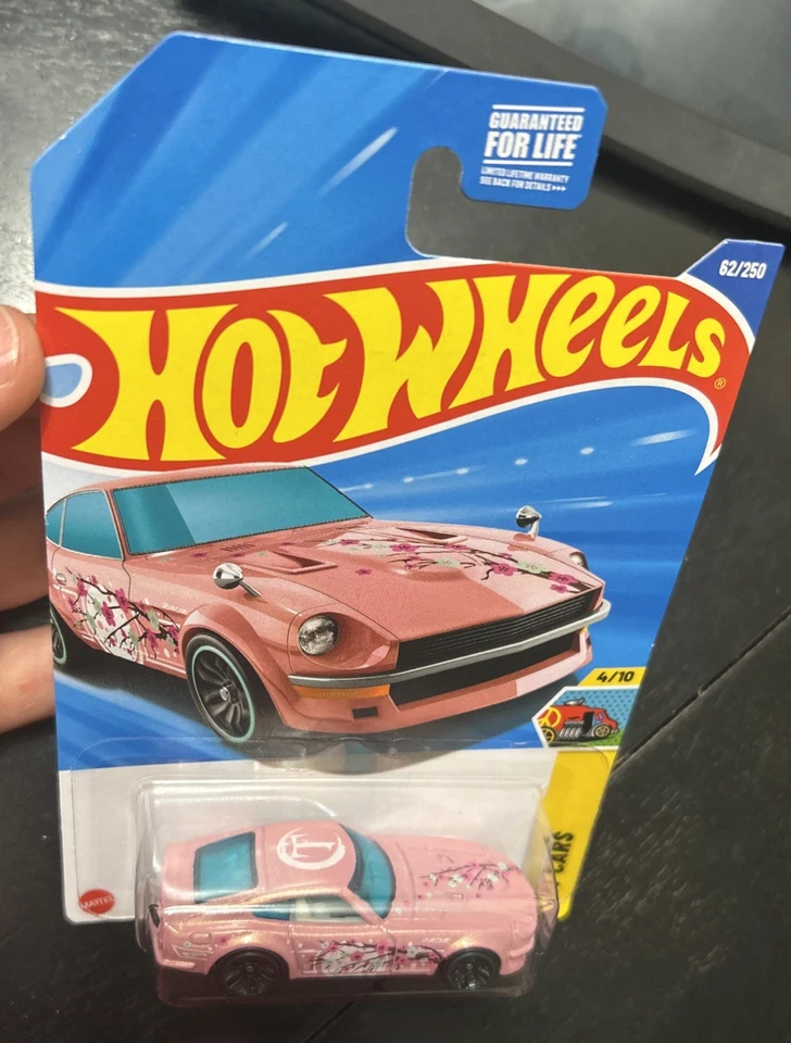 Coches artísticos Hot Wheels Datsun 240z rosa+azul #62/250-2025 HW-2 piezas nuevos y en caja Foto 4 de 4
