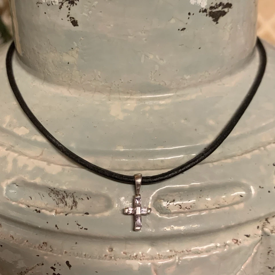 Cordão de couro preto com cruz de cristal prata esterlina delicado - Imagem 2 de 4